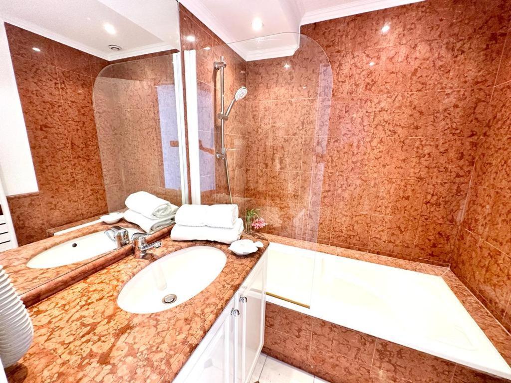 Panoramic Sea View Penthouse With Jacuzzi And 450 Sqm Terrace Lägenhet Antibes Exteriör bild